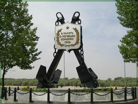 Астрахань, Памятник В память о погибших кораблях 1942