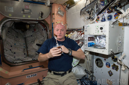 Кофейное удовольствие итальянской астронавтки разделил космонавт NASA Скотт Келли